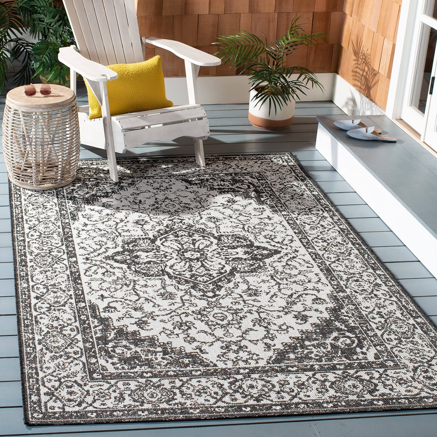 Safavieh Beach House Sybilla Indoor/ Outdoor Rug - 5&3x22 x 7&6x22 - Light Grey/Charcoal KSX7_T8DIR93